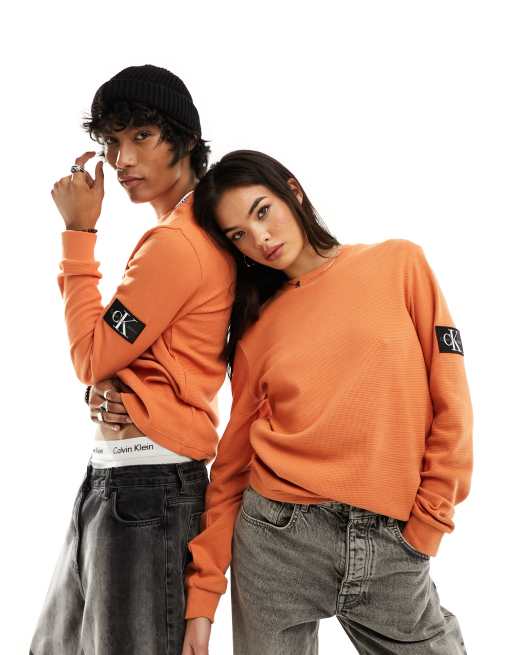 Calvin Klein Jeans - T-shirt unisex a maniche lunghe color argilla lavorata a nido d'ape