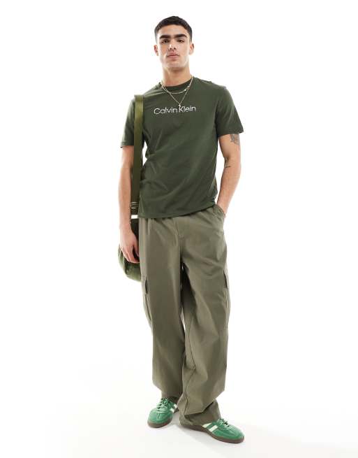Calvin Klein Jeans - T-shirt verde oliva con logo sfumato, 2 di 4