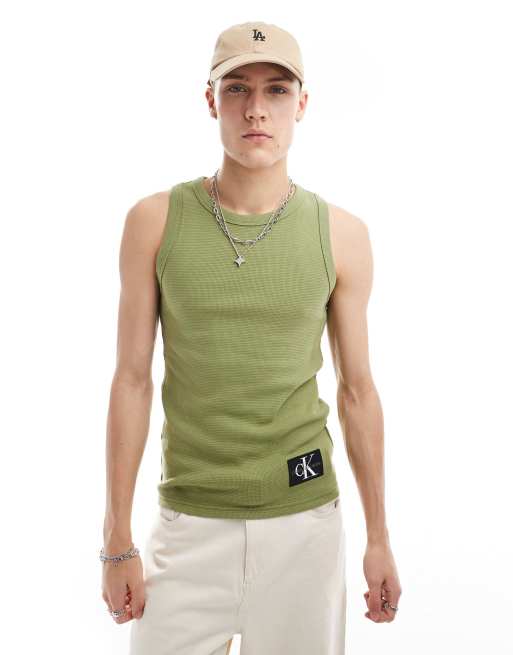 Calvin Klein Jeans – Tanktop in Wacholdergrün mit Aufnäher und Waffelstruktur