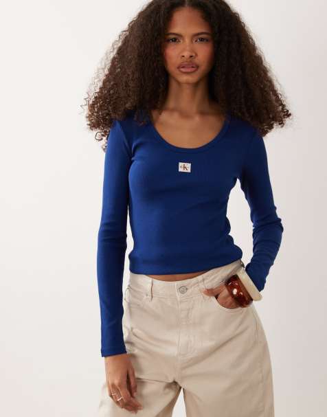Calvin Klein Jeans - Top a maniche lunghe con scollo rotondo blu a coste con etichetta - view 1