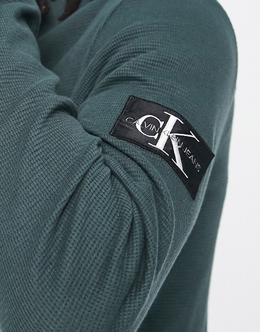 Top a maniche lunghe in tessuto a nido d'ape verde scuro con etichetta del monogramma - Calvin Klein Jeans T-shirt donna  - immagine2