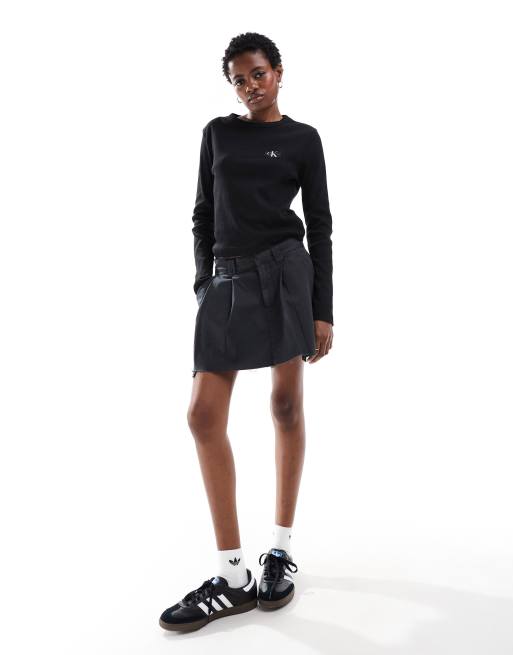 Calvin Klein Jeans - Top a maniche lunghe nero a coste con etichetta cucita, 4 di 4