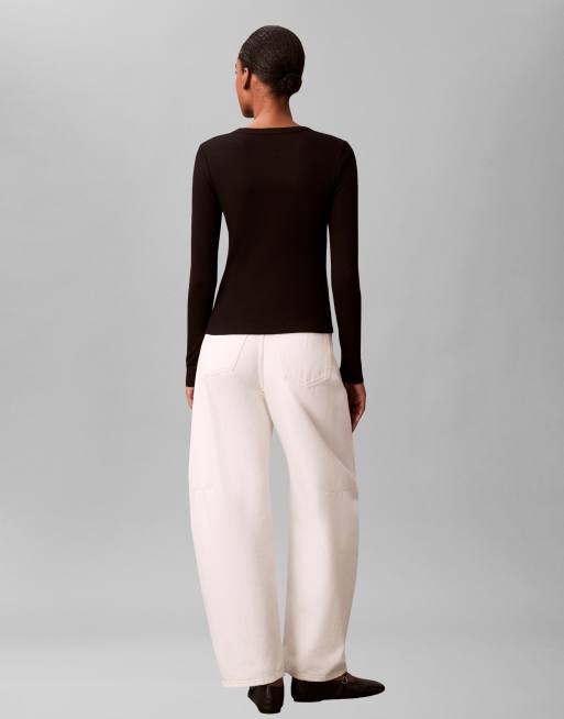 Calvin Klein Jeans - Top a maniche lunghe nero a coste con etichetta cucita, 2 di 4