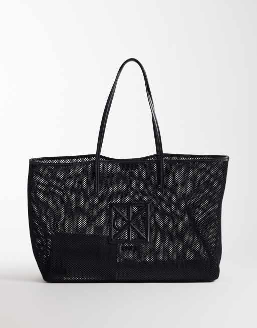 Calvin Klein Jeans – Tragetasche aus Netzstoff in Schwarz mit Monogramm-Logo, 3 von 4