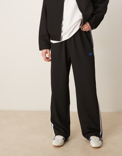 Calvin Klein Jeans – Trainingshose in Schwarz mit blauem Streifen, 2 von 5