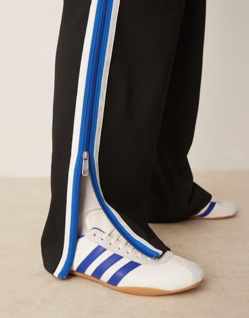 Calvin Klein Jeans – Trainingshose in Schwarz mit blauem Streifen, 3 von 5
