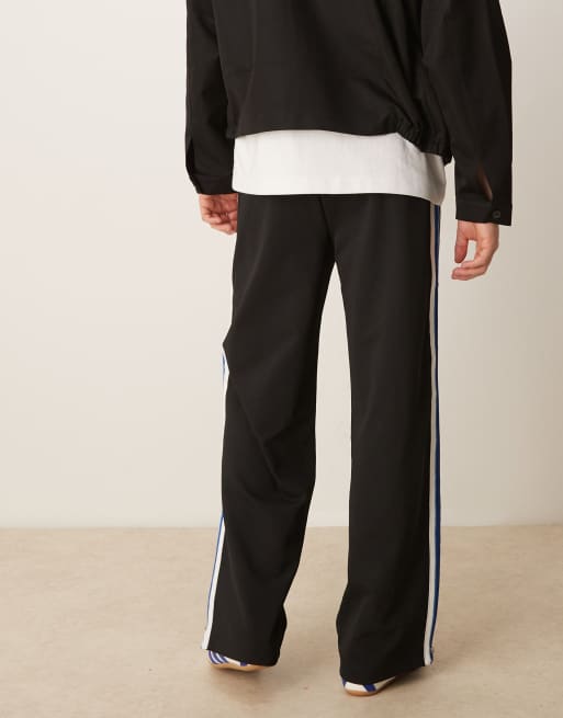 Calvin Klein Jeans – Trainingshose in Schwarz mit blauem Streifen, 5 von 5