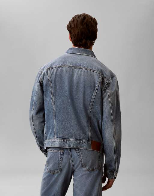 Calvin Klein Jeans – Trucker-Jacke aus Denim in mittlerer Waschung, 5 von 5