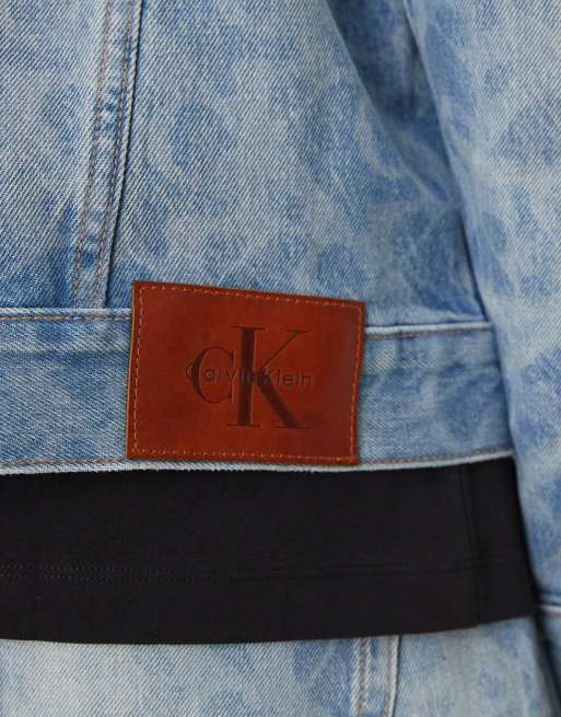 Calvin Klein Jeans – Truckerjacke aus Denim in hellblauer Waschung mit All-over-Logo, Kombiteil, 5 von 5