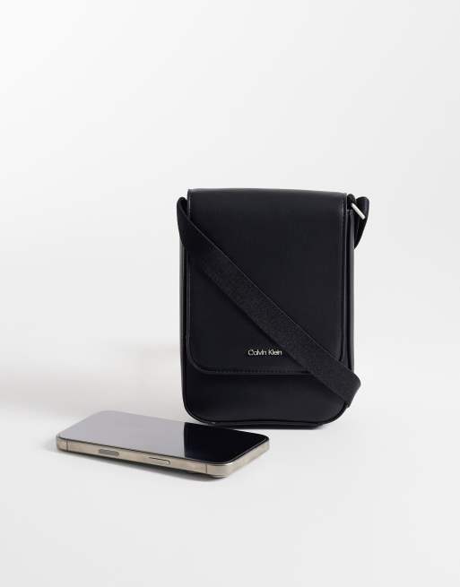 Calvin Klein Jeans – Umhängetasche in Schwarz mit haptischem Logo, 3 von 4