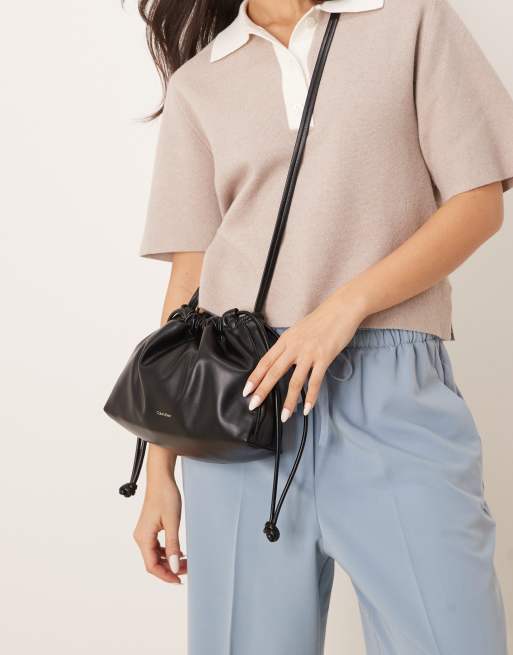 Calvin Klein Jeans – Umhängetasche in Schwarz mit Kordelzug, 3 von 4