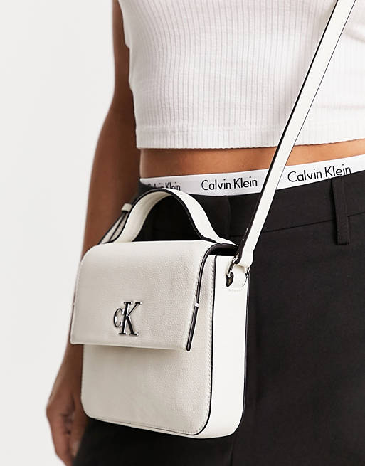 Calvin Klein Jeans – Umhängetasche in Weiß mit Monogramm-Logo | ASOS