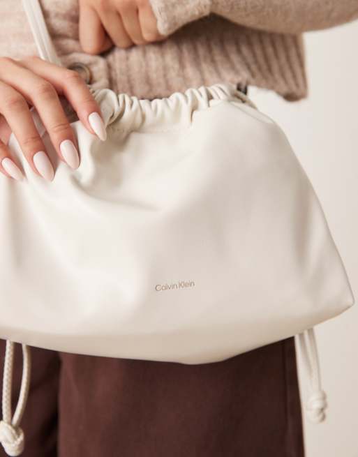 Calvin Klein Jeans – Umhängetasche in Wollweiß mit Kordelzug, 2 von 4