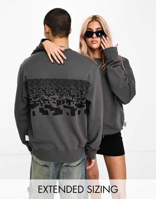 Calvin Klein Jeans - Uniseks sweatshirt met ronde hals en grafische print op de achterkant in grijs, exclusief bij ASOS