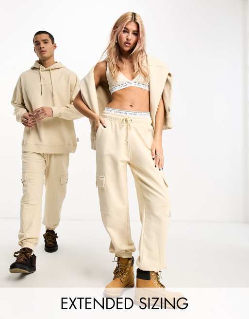 Calvin Klein Jeans - Unisex - Beige cargo-joggingbukser - Kun hos ASOS