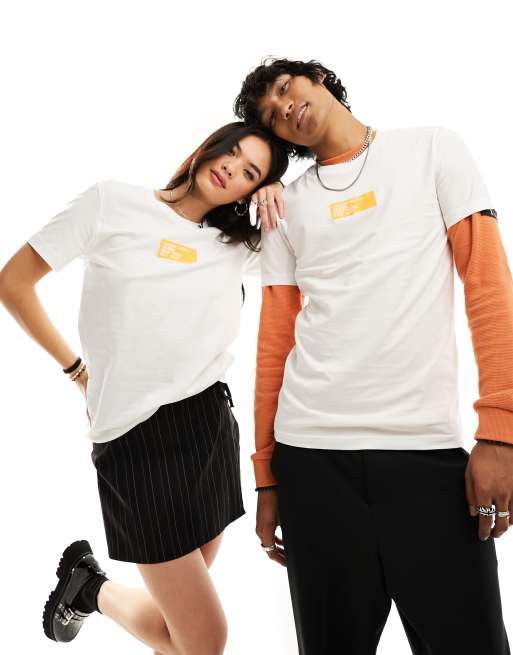 Calvin Klein Jeans – Unisex-T-Shirt in Weiß mit kleinem Box-Logo in der Mitte