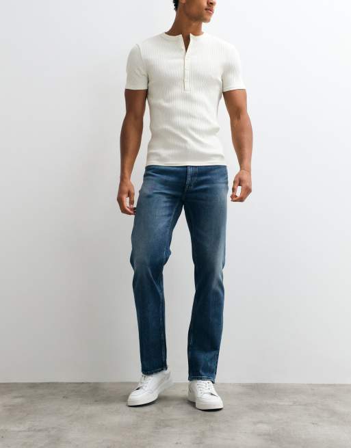 Calvin Klein Jeans - Vaqueros de pernera recta estándar con lavado azul medio, 3 de 5