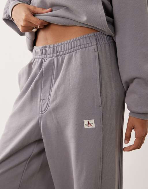 Calvin Klein Jeans vävd etikett terry-byxor set i lilagrå, 5 av 5