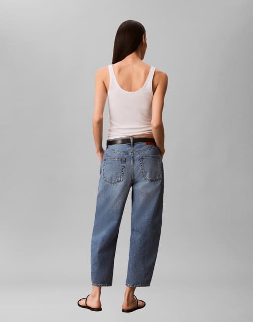 Calvin Klein Jeans – Verkürzte Barrel-Leg-Jeans in blauer Waschung, 4 von 5