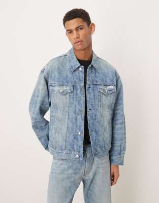 Calvin Klein Jeans - Veste camionneur en jean d'ensemble à logo sur l'ensemble - Bleu clair délavé