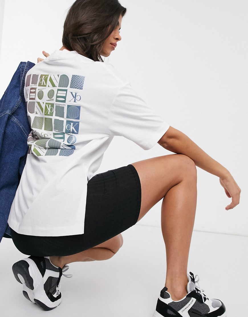 Calvin Klein Jeans – Vit t-shirt i oversize-modell med flerfärgat tryck