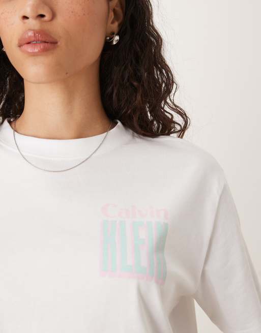 Calvin Klein Jeans – Vit t-shirt med konsttryck baktill, 4 av 4