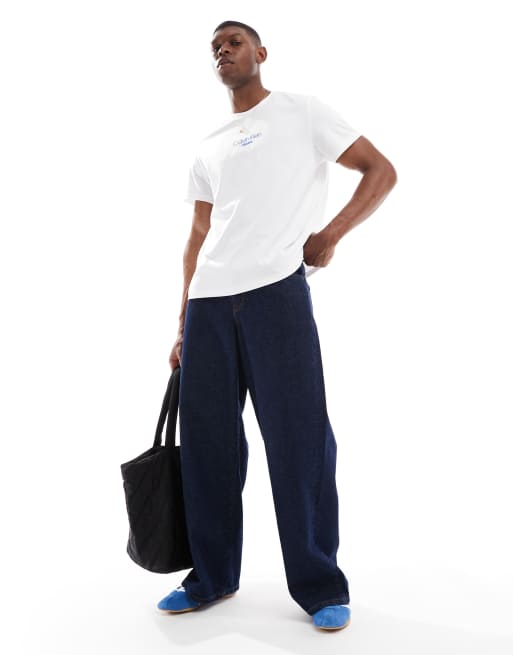 Calvin Klein Jeans – Vit t-shirt med liten, centrerad logga, 3 av 4