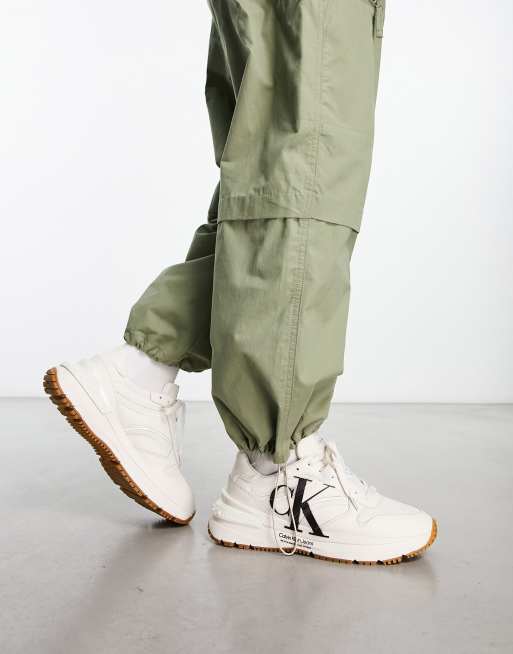 Calvin Klein Jeans – Vita grova sneakers med sprayad monogramlogga