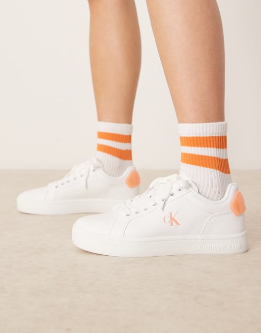Calvin Klein Jeans – Vita och orange, klassiska sneakers med koppsula
