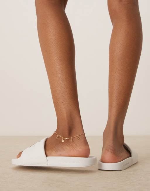 Calvin Klein Jeans – Vita och svarta tofflor med monogram, 3 av 4