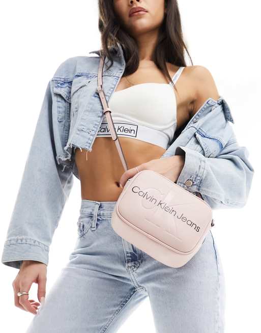 Calvin Klein Jeans - Vormgegeven cameratas in lichtroze, 2 van 4