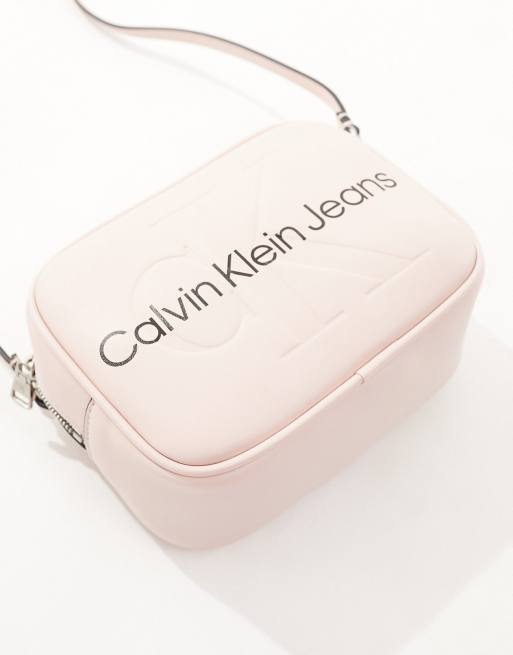 Calvin Klein Jeans - Vormgegeven cameratas in lichtroze, 3 van 4