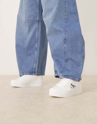 Calvin Klein Jeans - Vulc - Sneaker in Weiß mit Logo und flacher Plateausohle