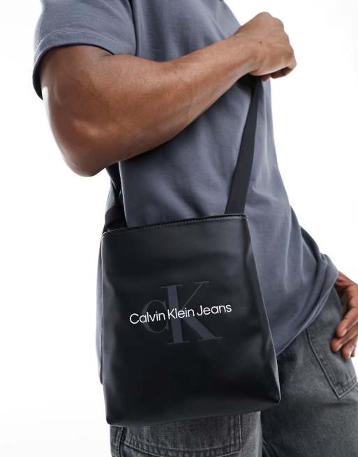 Calvin Klein Jeans – Weiche, flache Umhängetasche in Schwarz mit Monogramm