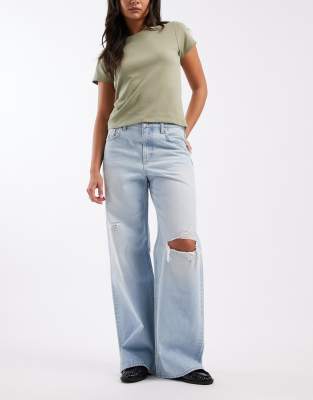 Calvin Klein Jeans - Weite Jeans in hellblauer Waschung mit niedrigem Bund und Zierrissen