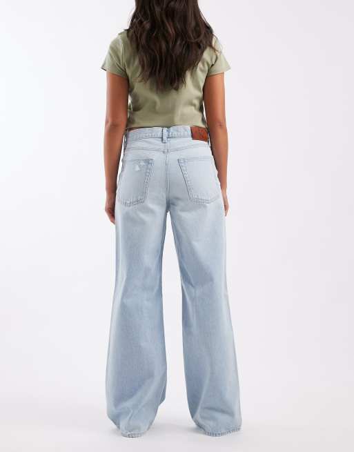 Calvin Klein Jeans – Weite Jeans in hellblauer Waschung mit niedrigem Bund und Zierrissen, 2 von 5