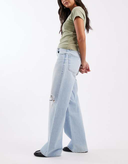 Calvin Klein Jeans – Weite Jeans in hellblauer Waschung mit niedrigem Bund und Zierrissen, 3 von 5