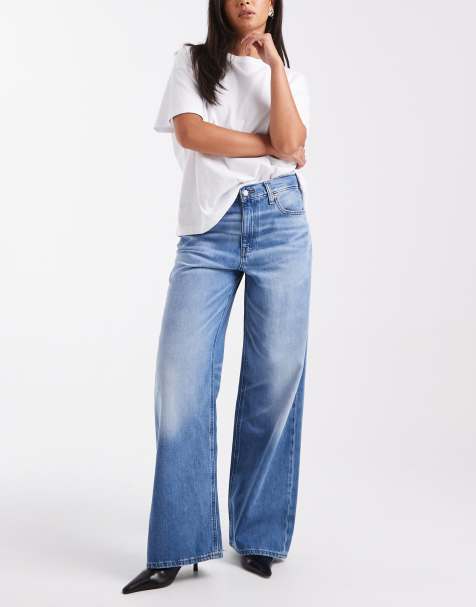 Calvin Klein Jeans – Weite Jeans in hellblauer Waschung mit niedrigem Bund - view 1