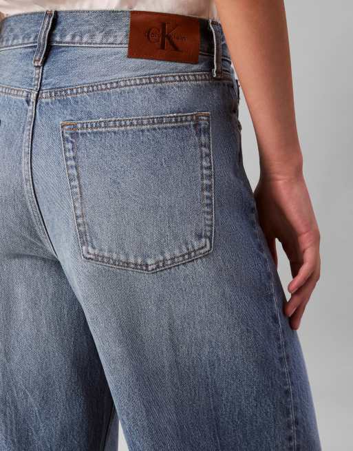 Calvin Klein Jeans – Weite Jeans in mittelblauer Vintage-Optik mit niedrigem Bund, 2 von 4