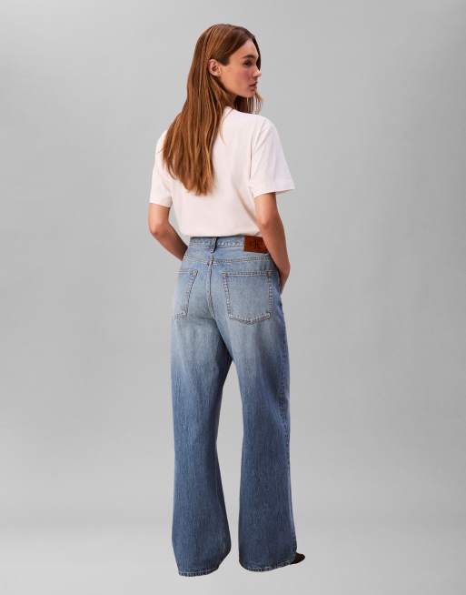 Calvin Klein Jeans – Weite Jeans in mittelblauer Vintage-Optik mit niedrigem Bund, 3 von 4