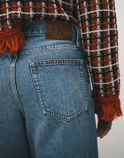 Calvin Klein Jeans – Weite, zerrissene Jeans in mittelblauer Waschung mit niedrigem Bund, 4 von 5