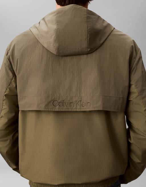 Calvin Klein Jeans – Windjacke aus Nylon in Olivgrün mit Kapuze, 4 von 5