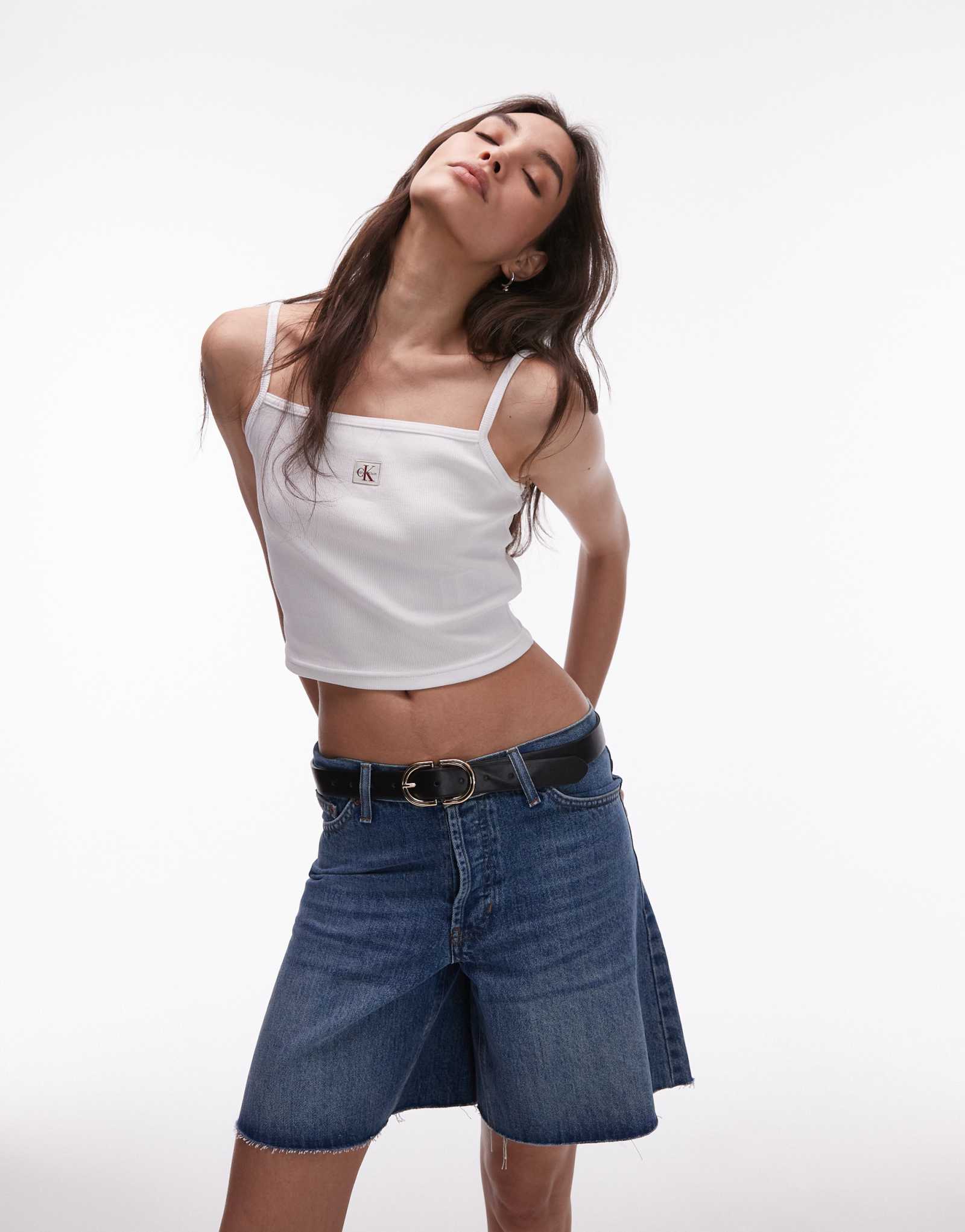 Обтягивающий топ на бретельках с тканым лейблом Calvin Klein Jeans белого цвета