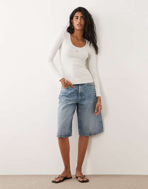 Calvin Klein Jeans woven label ribbed long sleeve t-shirt in light grey, 2 of 4