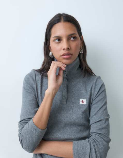 Calvin Klein Jeans Woven Label top henley de manga larga con cuello vuelto en gris - view 1