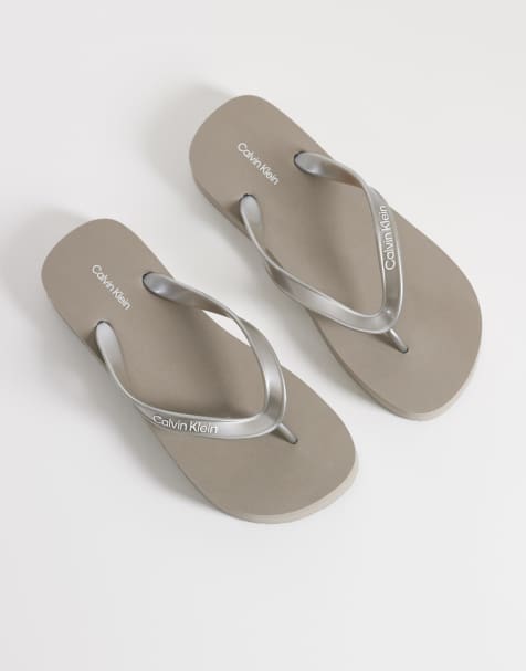 Calvin Klein Jeans – Zehensteg-Sandalen in Metallic-Cremeweiß mit flacher Plateausohle - view 1