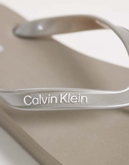 Calvin Klein Jeans – Zehensteg-Sandalen in Metallic-Cremeweiß mit flacher Plateausohle, 2 von 4