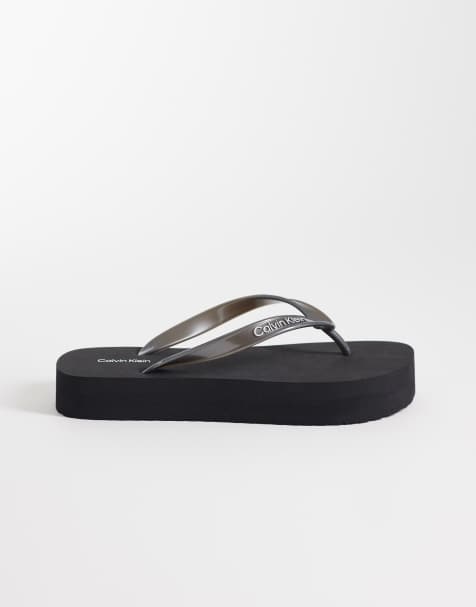 Calvin Klein Jeans – Zehensteg-Sandalen in Metallic-Schwarz mit flacher Plateausohle - view 1