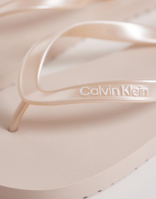 Calvin Klein Jeans – Zehenstegsandalen in Metallic-Rosa, 2 von 4