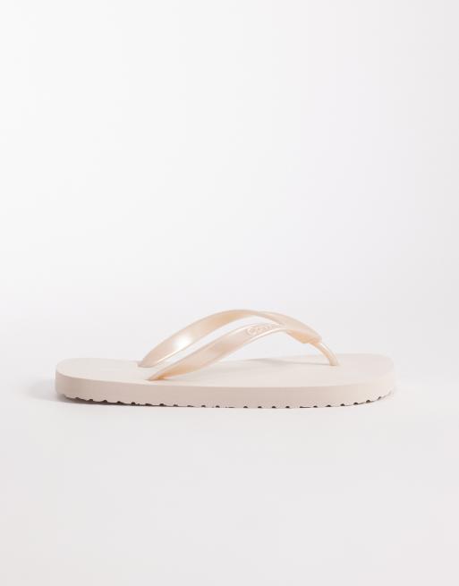 Calvin Klein Jeans – Zehenstegsandalen in Metallic-Rosa, 3 von 4